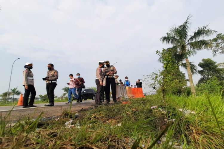 Petugas dari Korlantas Mabes Polri melakukan pemeriksaan di lokasi kecelakaan yang dialami Bus Ardiansyah, di jalan Tol Surabaya - Mojokerto, Selasa (17/5/2022). Kecelakaan Bus Ardiansyah, Senin (16/5/2022) pagi, menyebabkan 14 penumpang meninggal dunia dan 19 lainnya terluka.