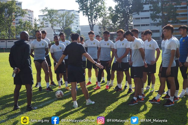 Pelatih timnas Malaysia Tan Cheng Hoe memberikan instruksi kepada para pemainnya pada sesi latihan di sela-sela laga Piala AFF 2020.