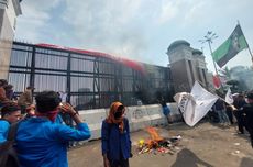 Massa Demo Tolak RUU Pilkada Jebol Pagar Gedung DPR