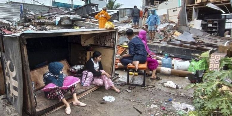 Korban gempa Mamuju berlindung di luar rumah mereka.