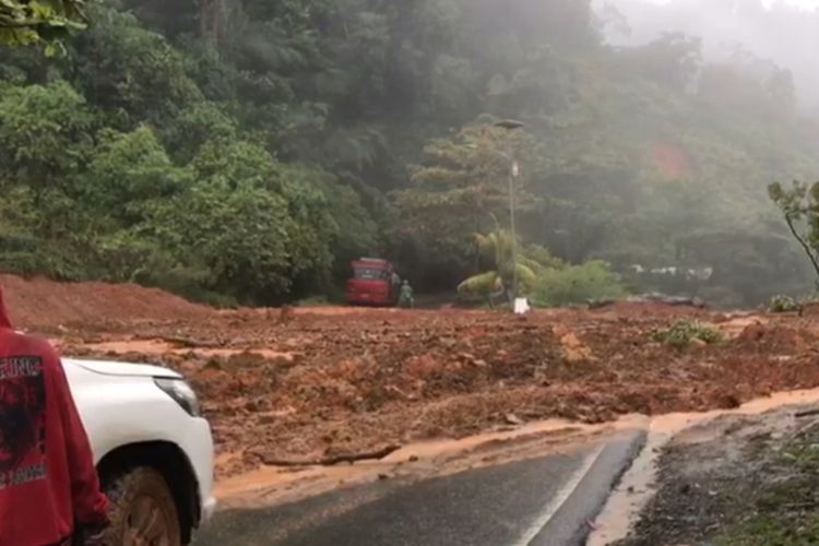 Longsor Akses Jalan Padang Pesisir Selatan Putus Di Kelok Jariang Bungus