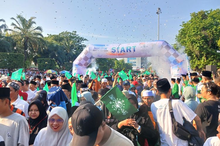 Ketua PWNU Jateng Abdul Ghaffar Rozin, Sekretaris Daerah Provinsi Jawa Tengah Sumarno, Rois Syuriah PWNU Jateng KH Ubaidillah Shodaqoh membuka kegiatan jalan sehat pada puncak Hari Santri Nasional (HSN), di kawasan Simpang Lima, Kota Semarang, Minggu, 27 Oktober 2024.