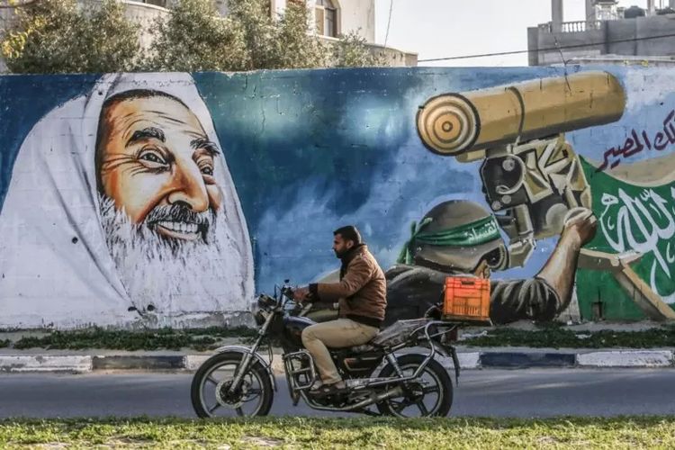 Sebuah mural yang menggambarkan mendiang pemimpin spiritual Hamas, Sheikh Ahmed Yassin.