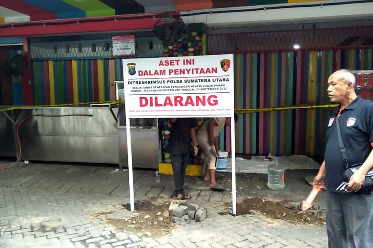 Polda Sumatera Utara menyita Warung Warna Warni di Kompleks Cemara Asri, Kecamatan Percut Sei Tuan, Deli Serdang terkait kasus dugaan judi online milik Apin BK yang kini ditetapkan sebagai buronan.