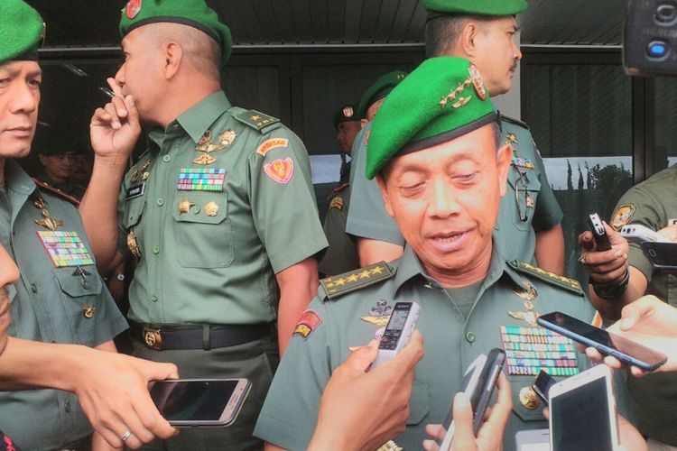 Kepala Staf Angkatan Darat Jenderal TNI Mulyono menyatakan kesiapan TNI AD untuk melakukan evakuasi warga di sekitar wilayah terdampak Letusan Gunung Agung yang saat ini dinaikkan statusnya ke level IV (awas).