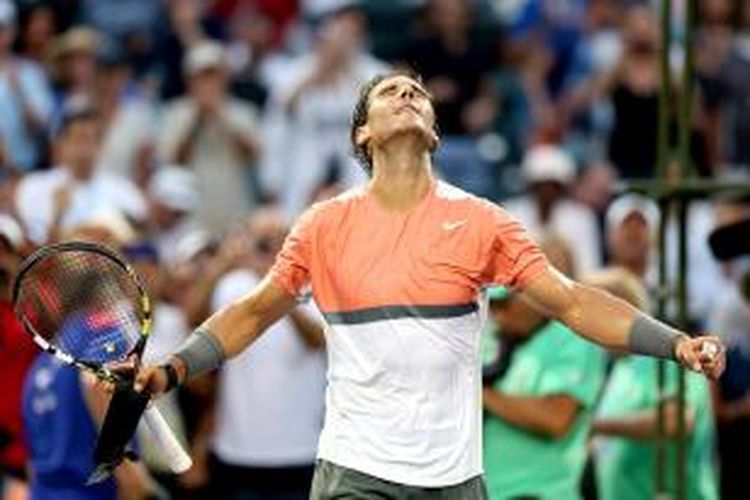 Petenis Spanyol Rafael Nadal merayakan kemenangannya atas Denis Istomin dari Uzbekistan pada babak ketiga Sony Open di Crandon Park Tennis Center, Miami, Selasa (24/3/2014).