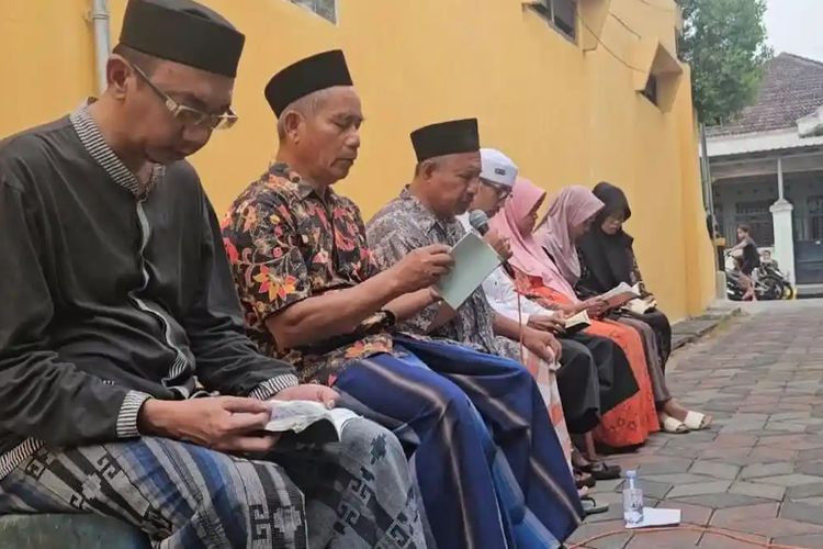 Warga di Madiun Gelar Doa Bersama untuk Ibu dan Anak Korban Pembunuhan
