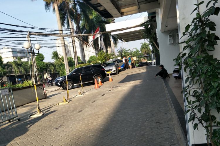 Sejumlah pengunjung masih tampak keluar masuk di Hotel Alexis pasca diberhentikannya izin operasinya oleh Pemprov DKI, Senin (30/10/2017) sore.