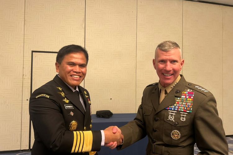 TNI Angkatan Laut dan Korps Marinir Amerika Serikat atau United States Marine Corps (USMC) membahas kerja sama peningkatan kapabilitas personel kedua negara.  Pembahasan itu dilakukan saat Kepala Staf TNI AL (KSAL) Laksamana Muhammad Ali menemui Commandant United USMC General Eric M. Smith di Ruang Bilateral Meeting, Newport Harbour Island Resort, Amerika Serikat, pada Selasa (19/9/2023) waktu setempat.