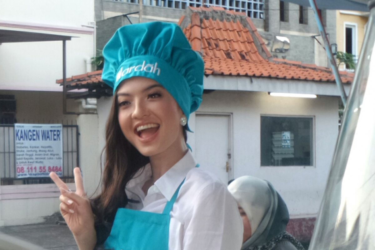 Artis peran Raline Shah saat diabadikan di Rumah Singgah Yayasan Kanker Payudara Indonesia, Slipi, Jakarta Barat, Kamis (8/6/2017).