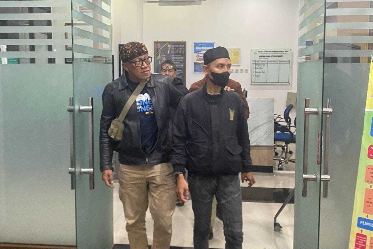 Kasmin Madrai Nawawi (jaket hitam masker), terpidana kasus korupsi dana bantuan untuk madrasah tsanawiyah (MTs) di Pandeglang, Banten di tangkap setelah buronan selama 14 tahun. Rabu (16/4/2025).