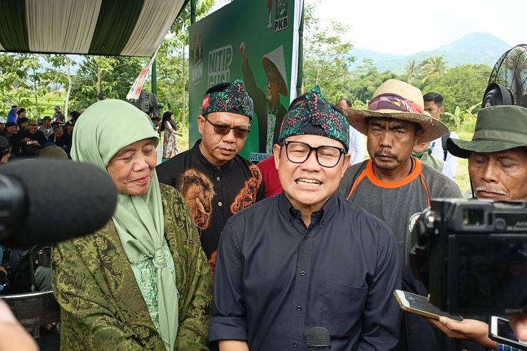 Cawapres Nomor Urut 1 Muhaimin Iskandar atau Cak Imin saat berjumpa dengan kelompok tani di Stadion Si Jalak Harupat, Kabupaten Bandung, Jawa Barat pada Rabu (3/1/2024)
