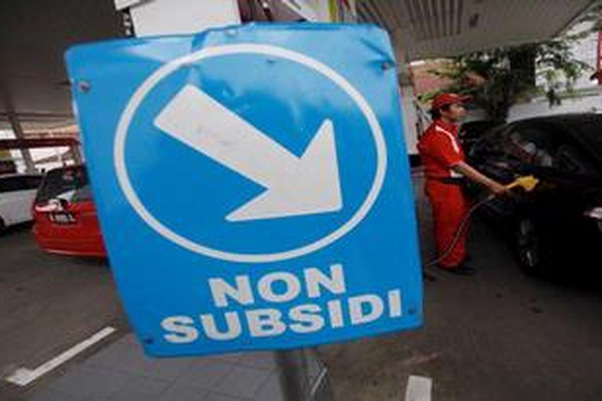 Petugas mengisi bahan bakar minyak (BBM) bersubsidi jenis Premium ke mobil pelanggan di SPBU di kawasan Cikini Jakarta Pusat, Senin (2/4/2012). Harga Pertamax per 1 April 2012 yang menembus angka Rp. 10.200 per liter semakin membuat disparitas harga dengan BBM subsidi jenis Premium yang saat ini masih bertahan pada harga Rp. 4.500 per liter.