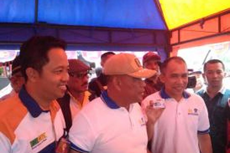Gubernur Maluku Said Assagaff menunjukan SIM barunya usai diperpanjang di pelayanan SIM Online di Lapangan Merdeka Ambon, Minggu (6/11/2015)