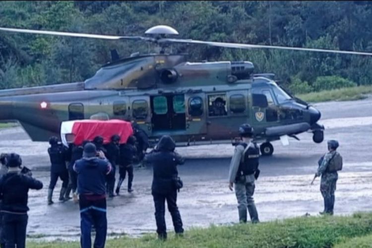 Evakuasi jenazah Kabinda Papua Brigjen TNI I Gusti Putu Danny Nugraha dari Lapangan Terbang Beoga, Kabupaten Puncak, ke Kabupaten Mimika, Papua, Senin (26/4/2021).