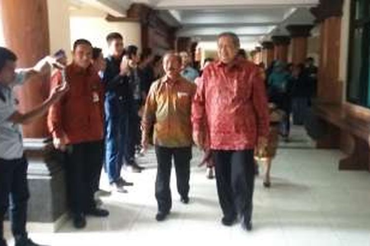 Mantan Presiden SBY berkemeja batik cokelat kemerahan. 