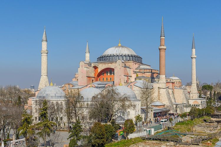 Hagia Sophia yang merupakan gereja terbesar yang dibangun oleh Kekaisaran Romawi Timur di Istanbul, Turki, yang sampai saat ini telah mengalami beberapa kali perubahan fungsi.