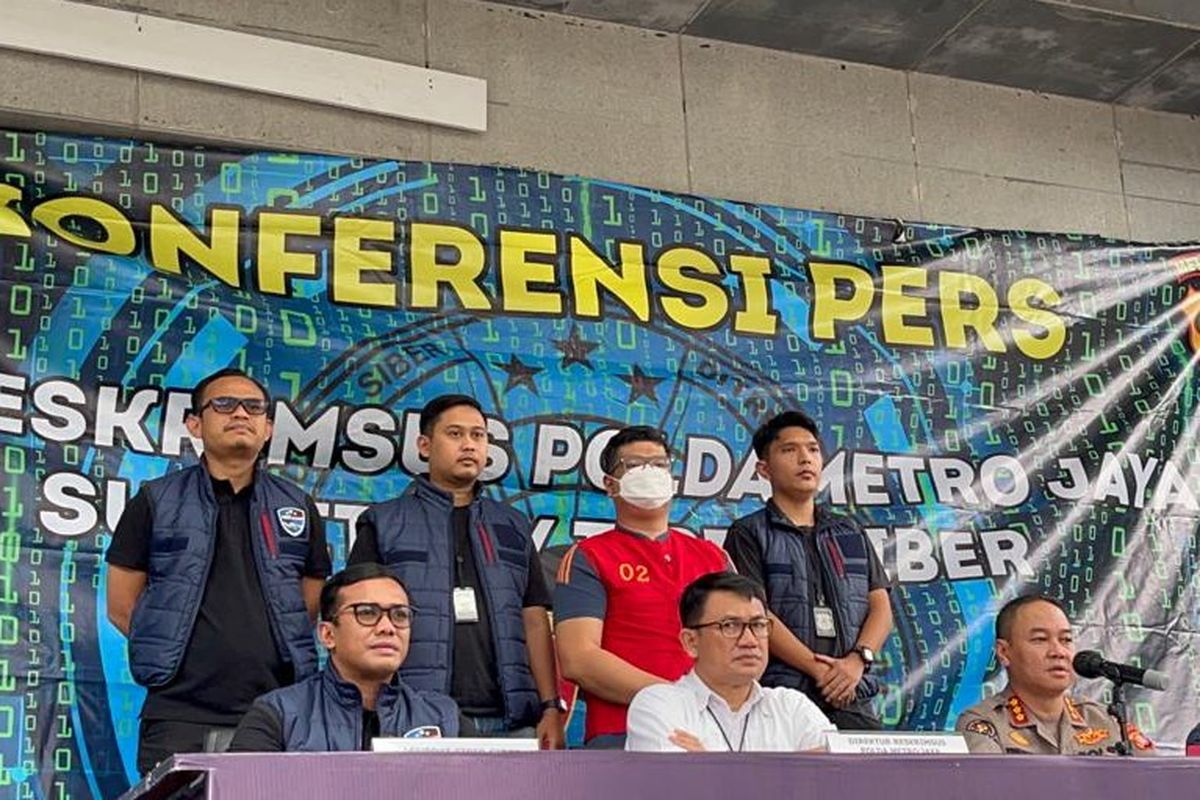 Direktur Reserse Kriminal Khusus (Dirreskrimsus) Polda Metro Jaya Kombes Auliansyah Lubis (tengah) bersama Kabid Humas Polda Metro Jaya Kombes Trunoyudo (kanan) dan penyidik Polda Metro Jaya saat konferensi pers kasus penipuan bermodus QRIS amal Palsu, Selasa (11/4/2023) di Mapolda Metro Jaya. 