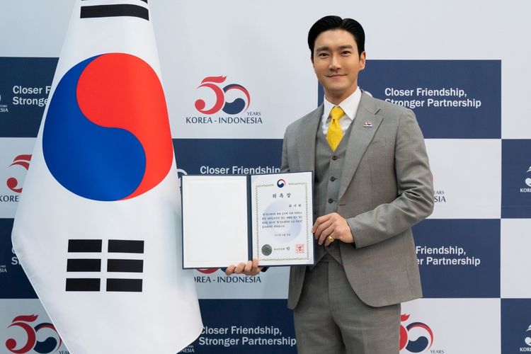 Choi Si-won atau Siwon terpilih sebagai Duta Hubungan Diplomatik Korea dan Indonesia yang ke-50 Tahun.