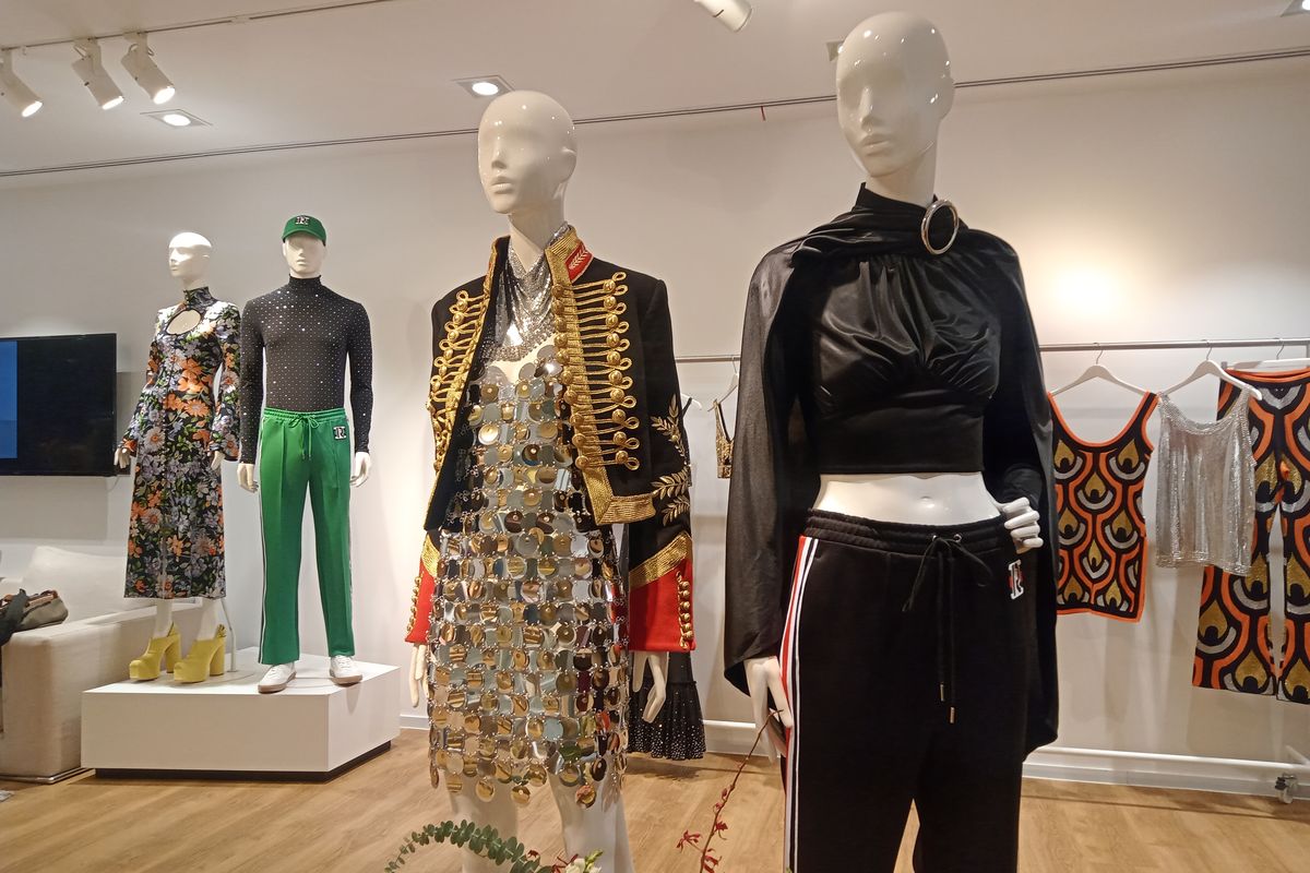 Kolaborasi Rabanne H&M membawa koleksi kreasi ikonik tahun 1960-an dengan gaya busana berkilauan.