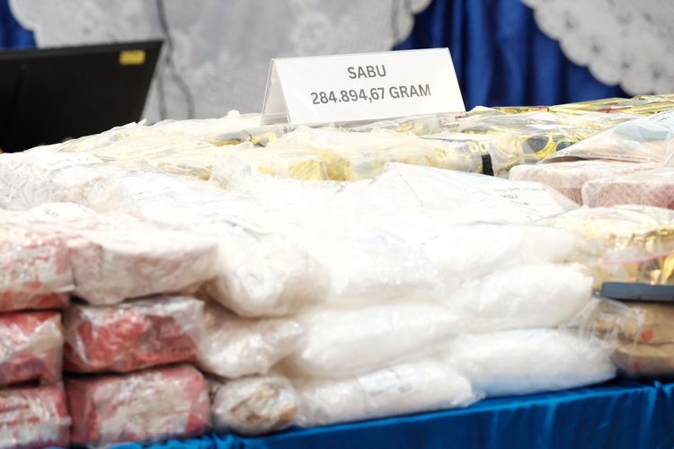 Barang bukti yang diamankan oleh Bea Cukai dan BNN selama penangkapan tindak pidana narkotika periode April hingga Juni 2025.