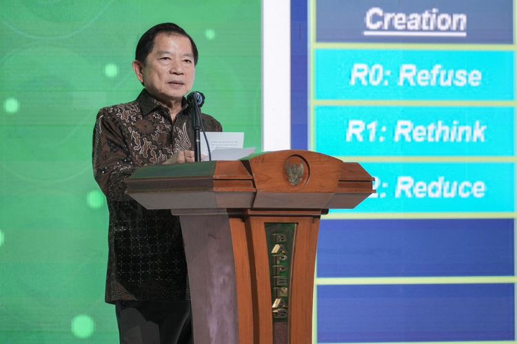 Menteri PPN/Kepala Bappenas Suharso Monoarfa saat memberikan sambutan pembukaan Green Economy Expo di Jakarta Convention Center (JCC), Rabu (3/7/2024).