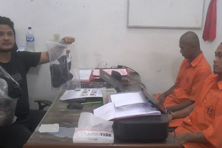 Polisi saat memeriksa, Andika Dustari (30) dan Sapriadi (26) dua pelaku perampokan yang menewaskan warga bernama Darman (58) di Kabupaten Asahan.    