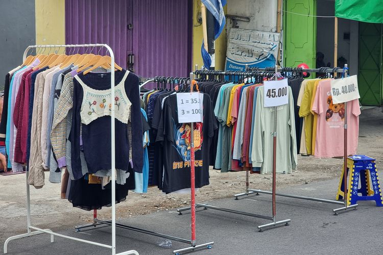 Pedagang baju di Car Free Day Colomadu, Minggu (5/11/2023).