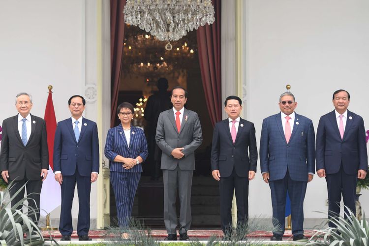 Presiden Joko Widodo (tengah) bersama Menteri Luar Negeri Retno Marsudi (ketiga kiri) dan menteri luar negeri negara-negara ASEAN berfoto bersama sebelum melakukan pertemuan pada kunjungan kehormatan di Istana Merdeka, Jakarta, Jumat (3/2/2023). Dalam pertemuan tersebut Presiden Joko Widodo memberikan pesan agar negara-negara ASEAN tidak menjadi proksi bagi siapa pun, serta pentingnya menjaga sentralitas dan kesatuan ASEAN.