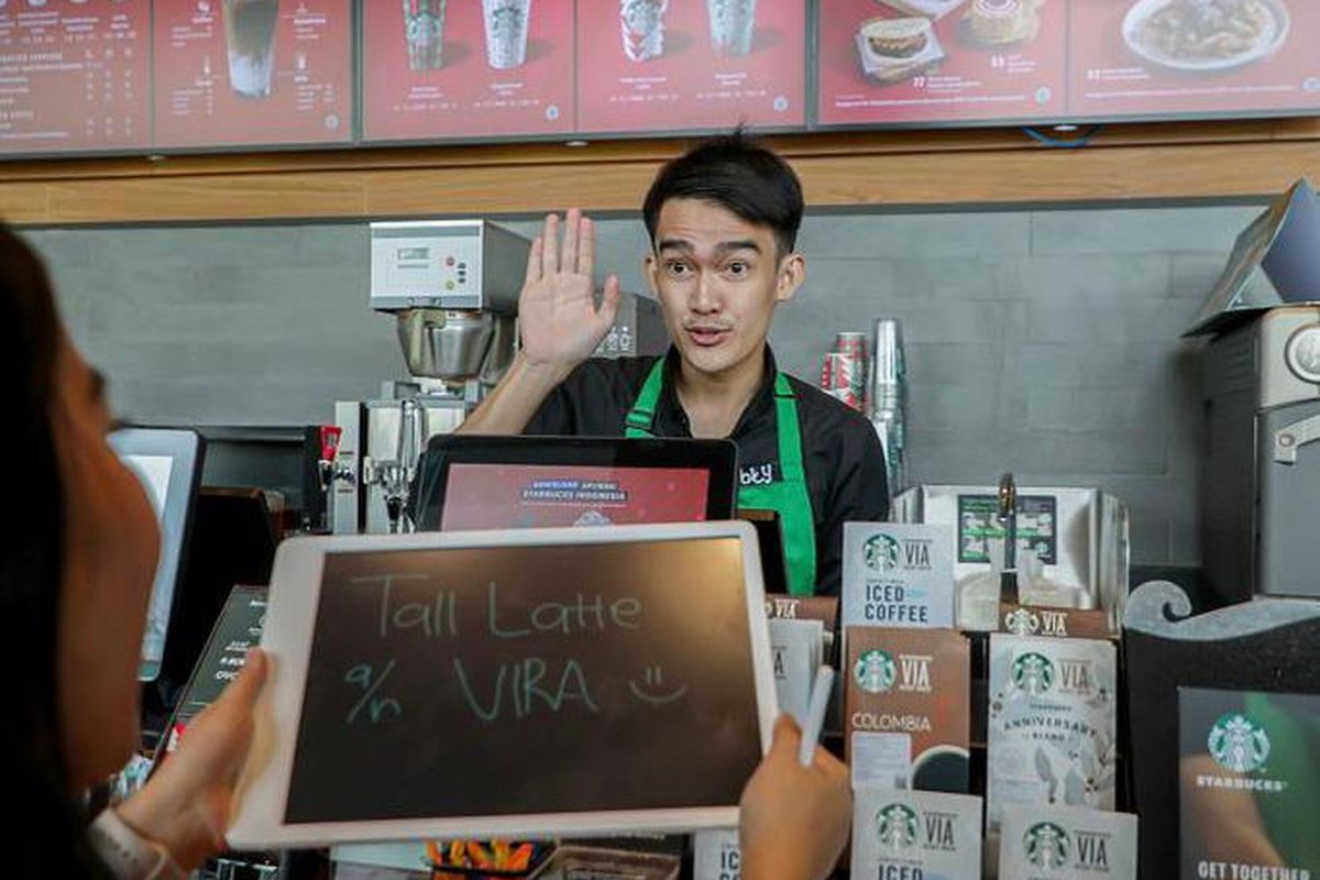 Barista Starbucks di Signing Store atau pelayanan dengan Bahasa Isyarat