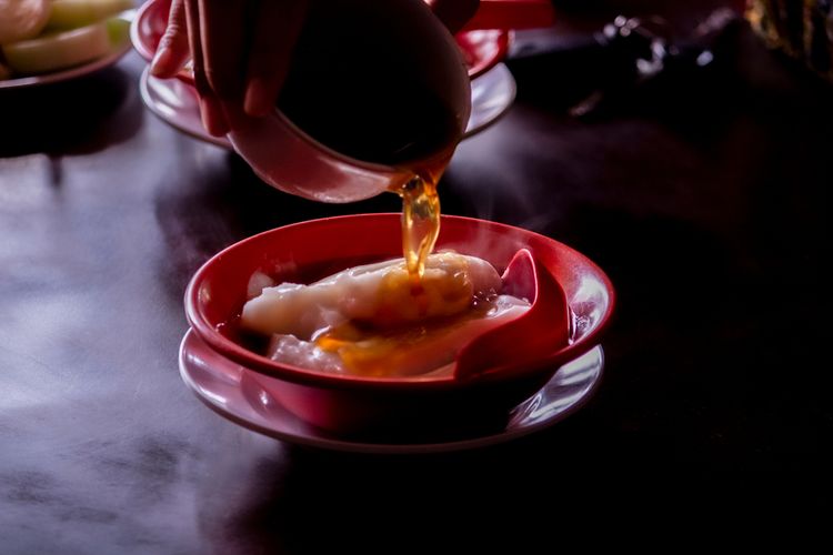 Ilustrasi bubur sumsum disiram gula merah cair. 