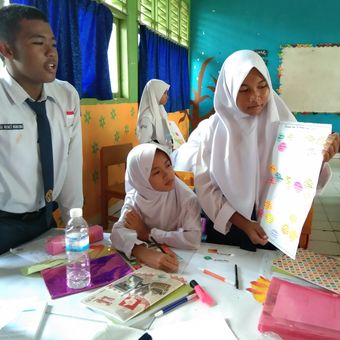 Siswa SMPN 21 Batang Hari, Jambi. sedang melakukan pembelajaran menggunakan Graphic organizer (GO) yang dikembangkan Metty Hartina, guru bahasa Indonesia untuk melatih siswa terampil dalam mengidentifikasi informasi teks eksposisi.