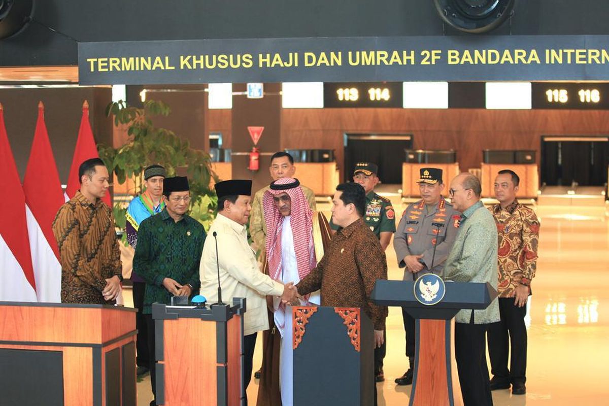Presiden RI Prabowo Subianto bersalaman dengan Menteri Badan Usaha Milik Negara (BUMN) Erick Thohir dan didampingi para Menteri Kabinet Merah Putih, pimpinan Danantara, Direktur Utama InJourney, Direktur Utama InJourney Airports dan Direktur Utama Garuda Indonesia, meresmikan Terminal Khusus Haji dan Umrah 2F Bandara Soekarno-Hatta, Minggu (4/5/2025).
