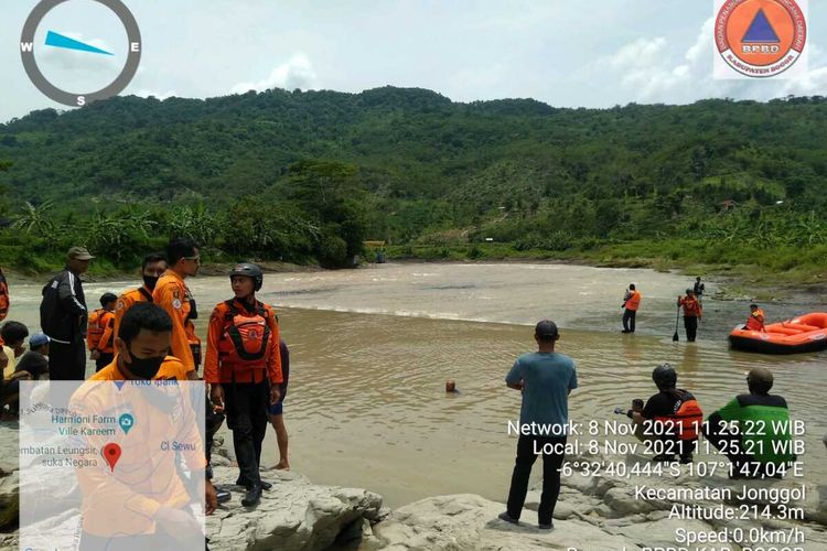 Tim SAR gabungan terus berupaya melakukan pencarian korban tenggelam di Sungai Cipamingkis, Kabupaten Bogor, Jawa Barat, Senin (8/11/2021).
