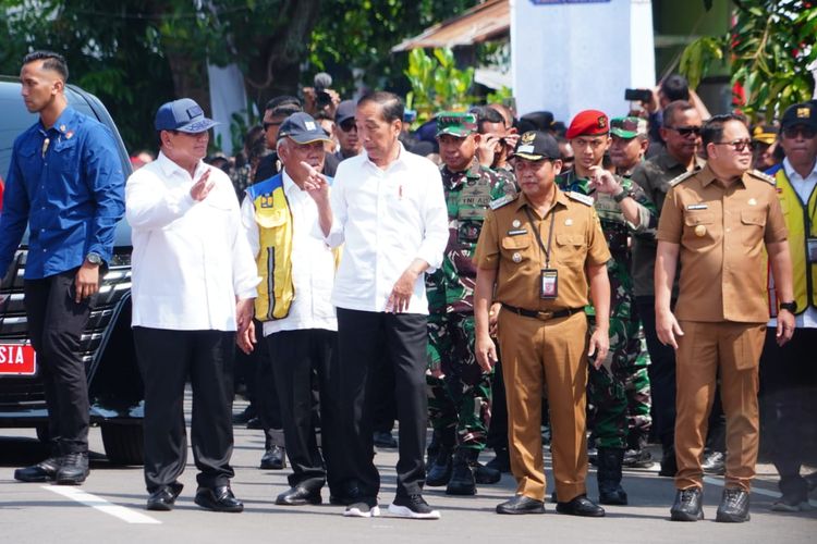 TINJAU--Presiden Jokowi didampingi Menhan, Prabowo Subianto meninjau proyek perbaikan jalan rusak di ruas Mojopurno, Kecamatan Wungu, Kabupaten Madiun, Jawa Timur, Jumat (8/3/2024).  