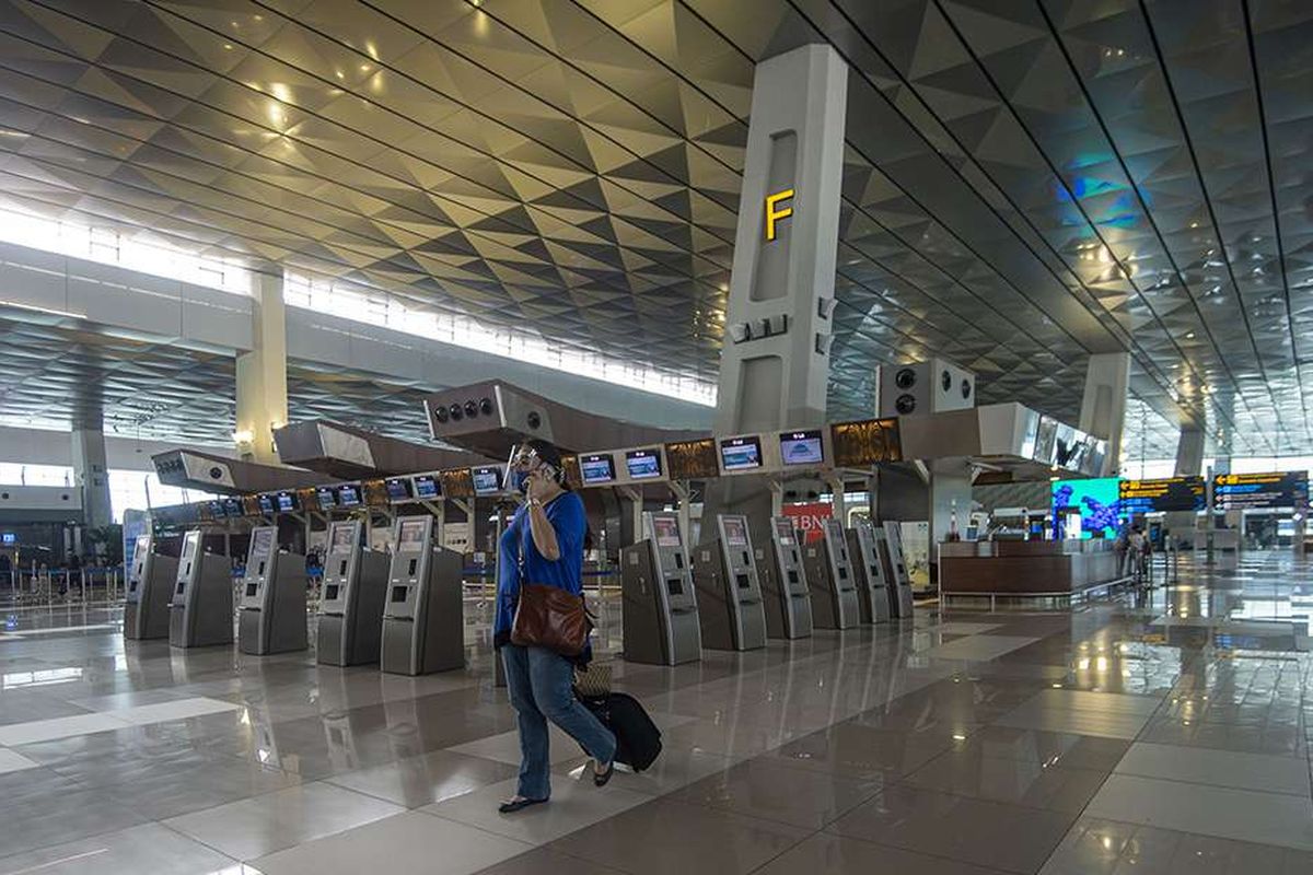 Calon penumpang pesawat berjalan di Terminal 3 Bandara Internasional Soekarno-Hatta,Tangerang, Banten, Kamis (9/7/2020). Meski penerbangan telah kembali dibuka dengan persyaratan  seperti penumpang harus dengan memiliki hasil rapid atau PCR test negatif COVID-19, suasana di Bandara Soekarno Hatta masih terpantau sepi