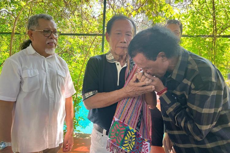 Hercules Minta Maaf ke Sutiyoso, Serahkan Kain Timor sebagai Simbol