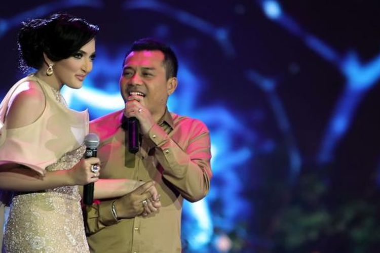 Pasangan suami istri Anang Hermansyah dan Ashanty menyanyi dalam pergelaran Dahsyatnya Awards 2013, yang mengumumkan para pemenang 20 kategori nominasi Terdahsyat di JIExpo Kemayoran, Jakarta Pusat, Senin (21/1/2013) malam. Pada acara tersebut, Anang dan Ashanty meraih penghargaan sebagai Duo/Grup Kolaborasi Terdahsyat.