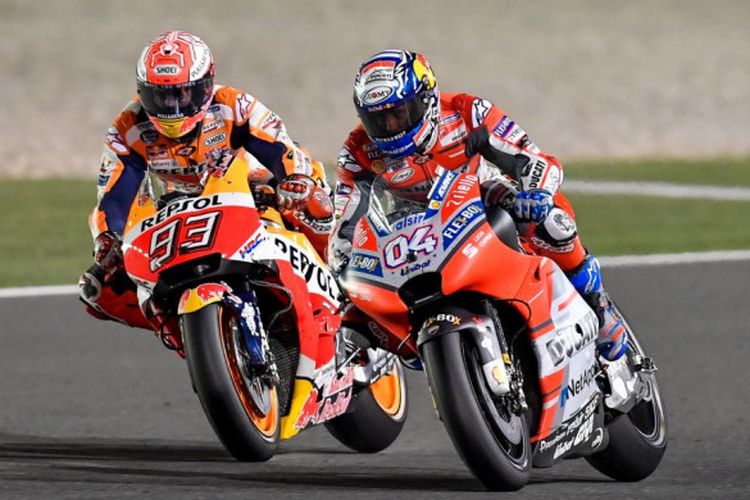 Marc Marquez (Repsol Honda/kiri) dan Andrea Dovizioso (Ducati) berebut posisi pertama pada seri pertama MotoGP 2018 di Sirkuit Losail, Qatar, Minggu (18/3/2018).