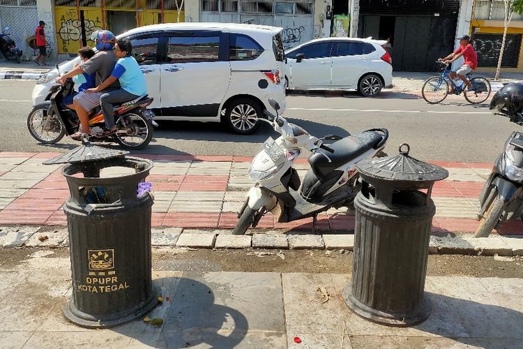 Sejumlah tong sampah baru diletakan di sepanjang City Walk Malioboro Jalan Ahmad Yani Kota Tegal, Senin (4/7/2022).