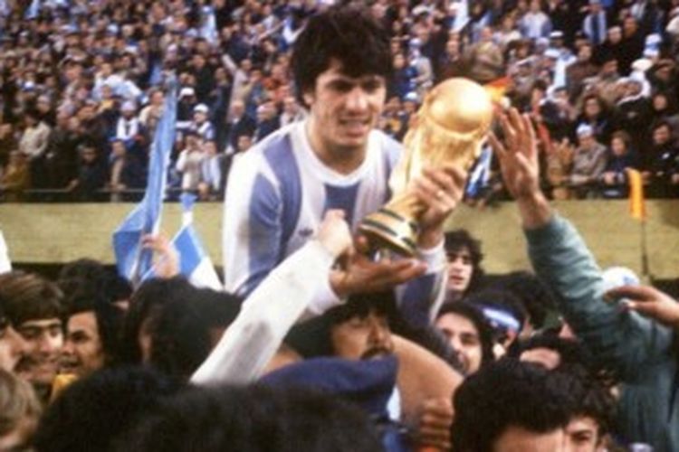 Kapten Argentina, Daniel Passarella, memegang trofi Piala Dunia 1978 yang mereka menangkan setelah mengalahkan Belanda 3-1 di final.