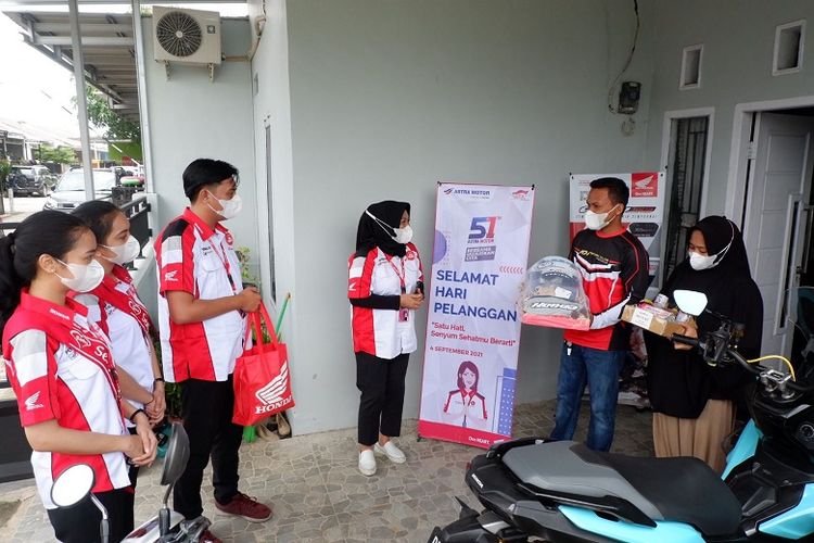 Main dealer Astra Motor Sulawesi Selatan membagikan paket kesehatan ke rumah konsumen loyal sepeda motor Honda. 