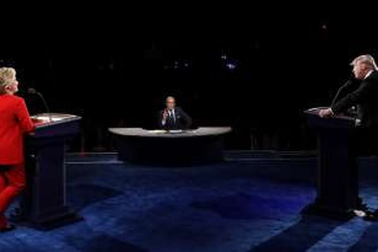Kandidat Presiden AS Hillary Clinton dan Donald Trump berdebat di acara debat pertama Capres AS di Universitas Hofstra, Hempstead, New York, Selasa (27/9/2016) WIB.