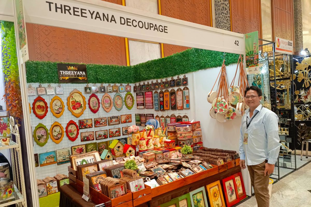 Aan, Owner Threeyana Decoupage pada pameran INACRAFT on October 2023 di JCC, Senayan pada Kamis (5/10/2023)