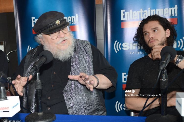 Novelis George RR Martin (kiri) dan aktor Kit Harrington berbicara dengan SiriusXMs Entertainment Weekly Radio di Comic-Con 2014 di The Hard Rock Hotel, San Diego, California, pada 25 Juli 2014. 