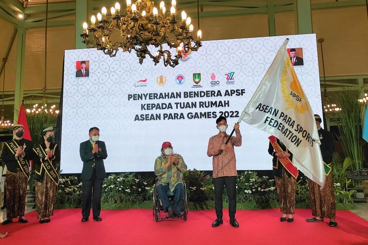Wali Kota Solo Gibran Rakabuming Raka menerima bendera Asean Para Sports Federation (APSF) sebagai tanda bukti Indonesia menjadi tuan rumah ASEAN Para Games XI