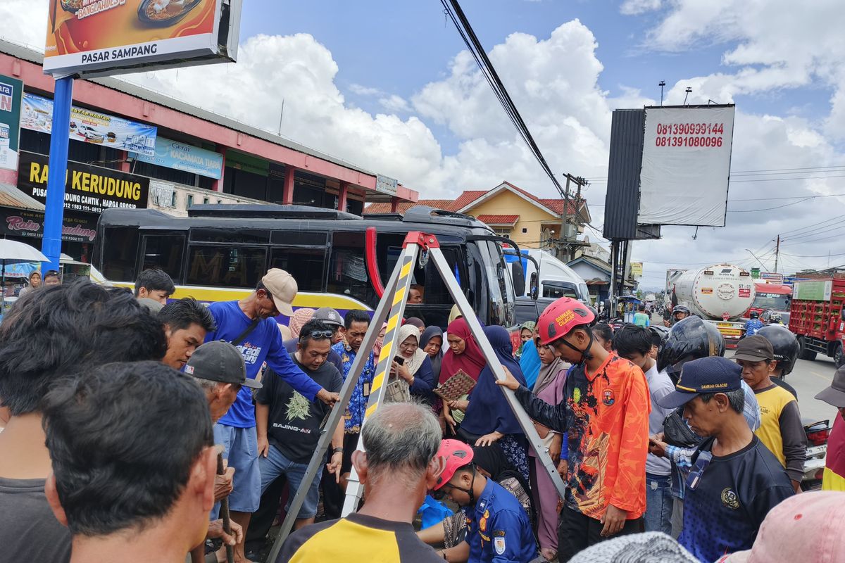 Petuga Damkar menyelamatkan seorang perempuan yang kakinya terjepit penutup selokan di Pasar Sampang, Kabupaten Cilacap, Jawa Tengah, Rabu (17/9/2025).