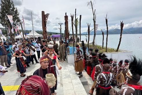 2 Totem Kamoro Hadir di Danau Toba, Bukti Lambang Persahabatan Suku Batak dan Suku Kamoro Papua