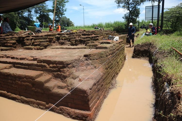 Tim ekskavasi dari Balai Pelestarian Cagar Budaya (BPCB) Jawa Timur, melakukan ekskavasi di sudut timur laut Situs Kumitir, Rabu (24/3/2021). Situs Kumitir diyakini sebagai salah satu jejak arkeologis peninggalan Kerajaan Majapahit.