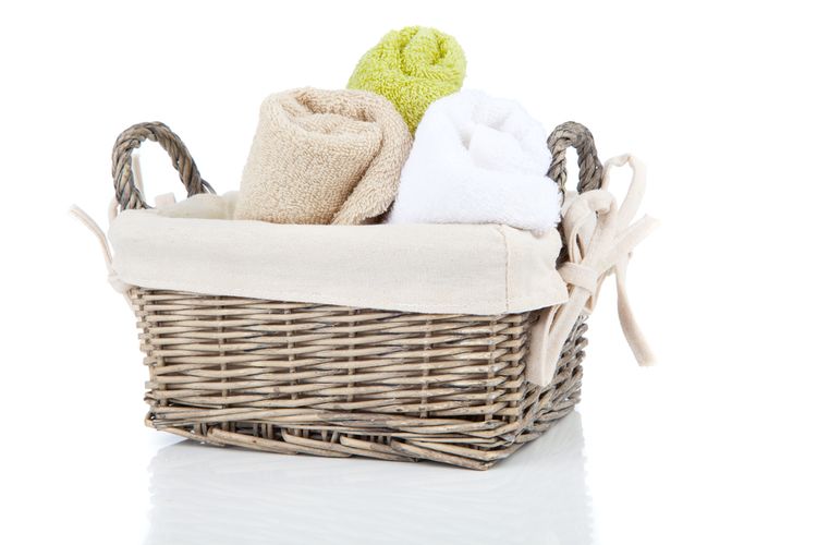 Ilustrasi handuk, Ilustrasi keranjang anyaman untuk penyimpanan handuk di kamar mandi.